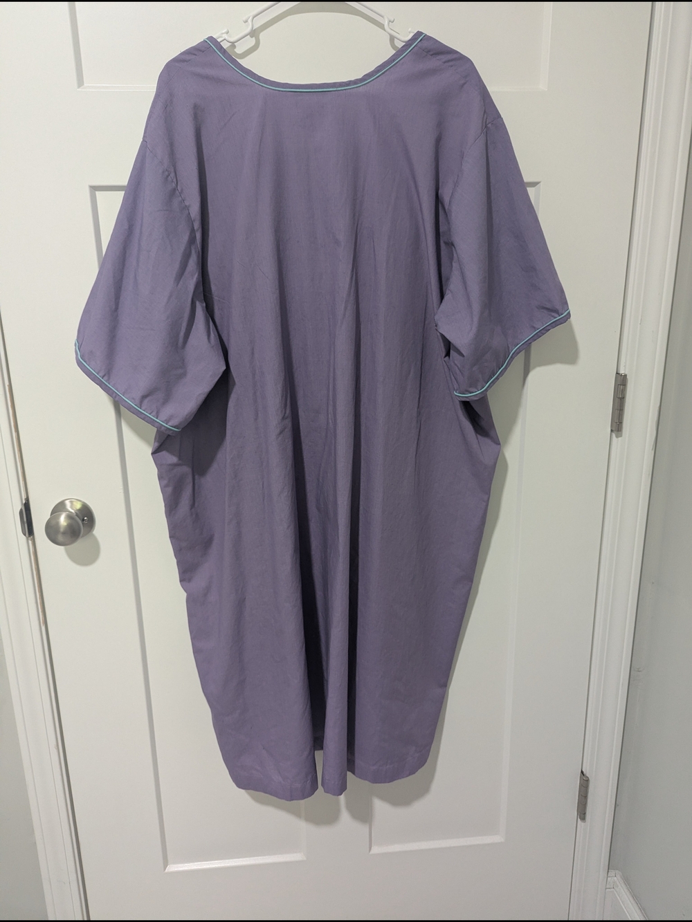 Vintage Lavender Button-Front House Dress with Embroidered Floral Detail - Picture 3 of 8